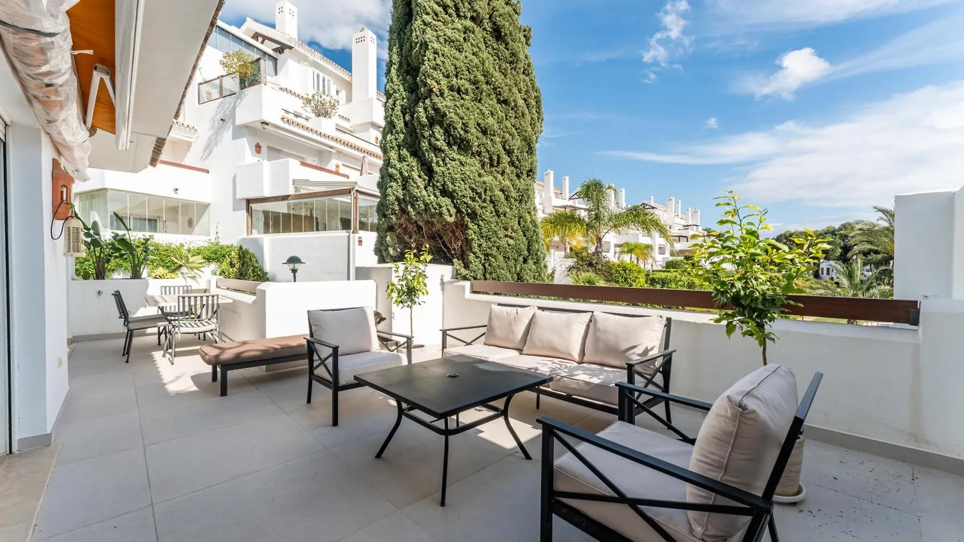 Palm Beach Beachfront Μαρμπέλλα